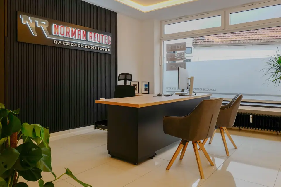 Arbeitsplatz im Büro der Reuterdach GmbH in Köln-Dellbrück