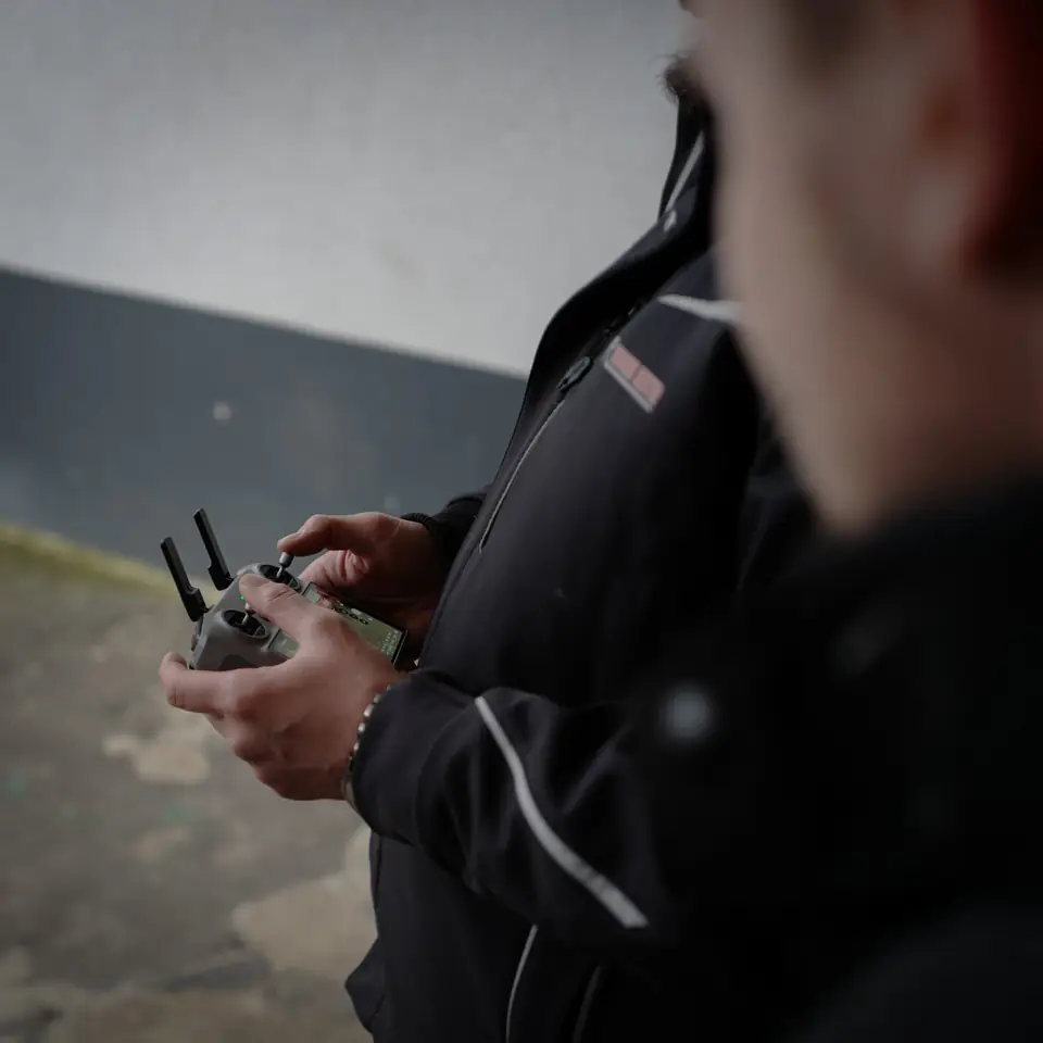 Drohnenpilot von Reuterdach bei der Dachinspektion